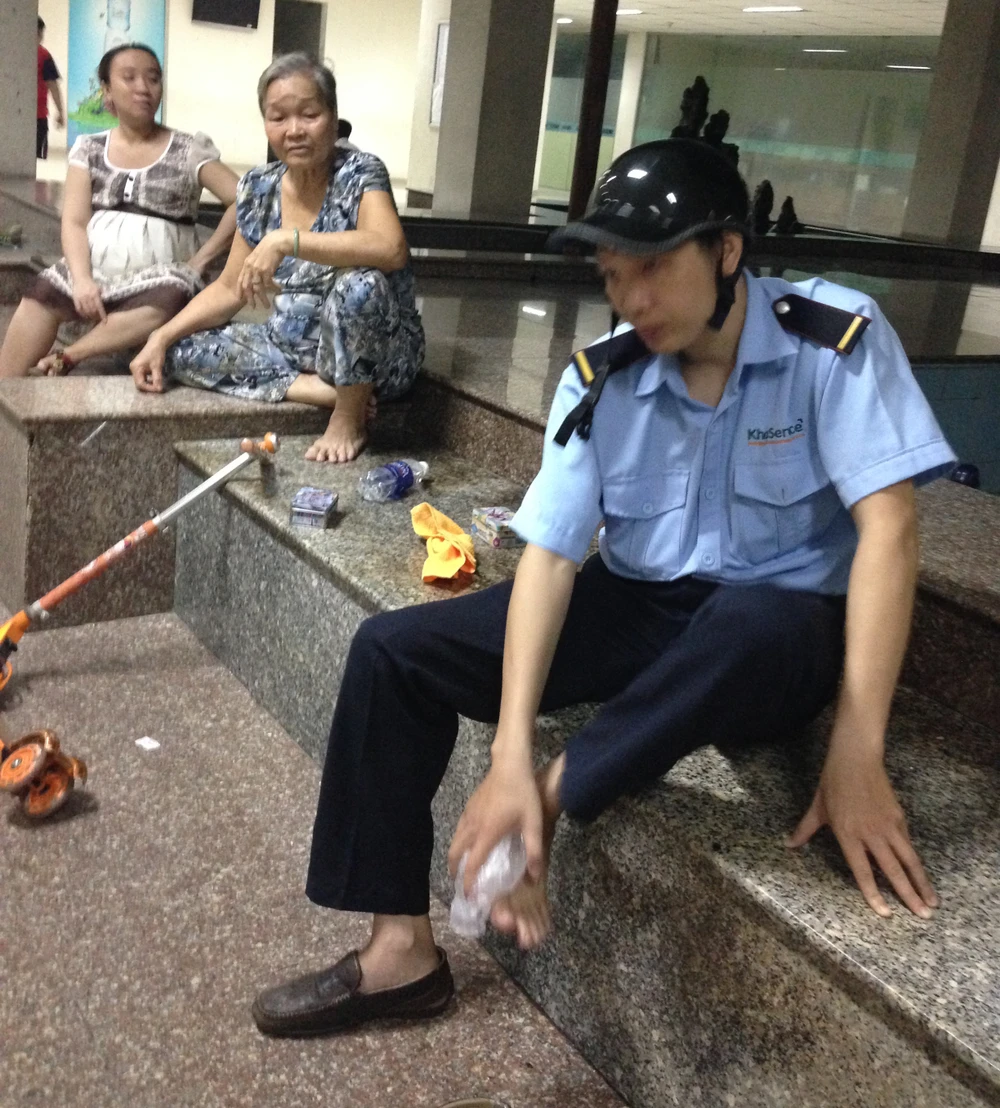 Ô tô tông thẳng vào chốt bảo vệ, một người bị thương ảnh 2